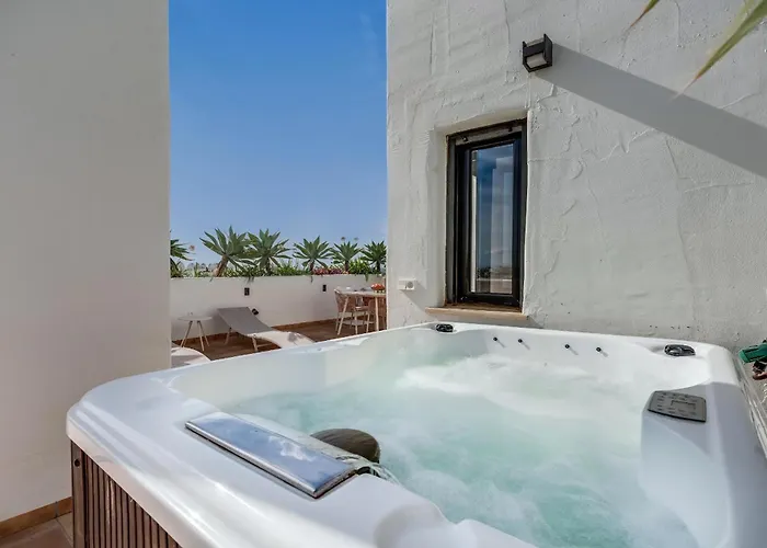 Sea View & Mountain View With Private Jacuzzi - Sunset Golf, 에스테포나